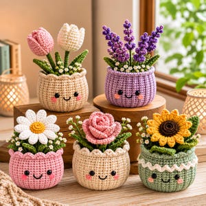 Può includere: Cinque piante in vaso all'uncinetto con facce sorridenti. I vasi sono beige, viola, rosa, crema e verdi. Le piante includono tulipani rosa e bianchi, lavanda viola, una margherita bianca, una rosa e un girasole giallo con foglie verdi.