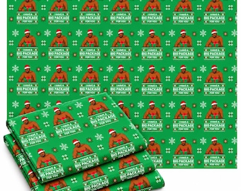 Può includere: Carta da regalo verde con un motivo ripetuto di una persona a torso nudo con cappello da Babbo Natale che tiene un regalo. Il testo I HAVE A BIG PACKAGE FOR YOU è stampato sotto ogni figura, tra icone di fiocchi di neve.