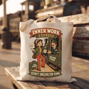 Puede incluir: Una bolsa de tela color crema con una ilustración gráfica colorida de un conductor de tren y un viajero. El texto dice INNER WORK EXPRESS y EXPECT UNEXPECTED STOPS. El viajero sostiene un boleto con la etiqueta INNER WORK y una maleta con la etiqueta OLD STORIES.