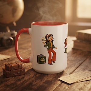 Puede incluir: Una taza de cerámica blanca con interior y asa rojos, que presenta una ilustración de dibujos animados de una persona sosteniendo un libro con la etiqueta INNER WORK, junto a una maleta verde con la etiqueta OLD STORIES, con vapor.