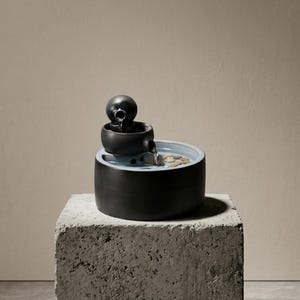 Handgjord keramisk vattenfontän, mattsvart stengods, inomhusdekoration för vattenfall (20 cm)
