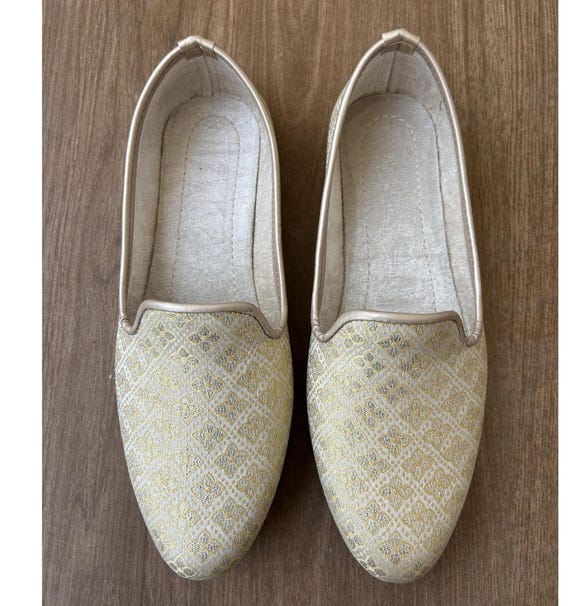 Traditional Cream Gold Brocade Mojari Jutti‎ Indian Ethnic Amazon.com | Women main image 2
