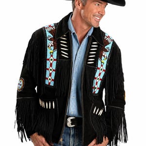 Chaqueta vaquera de ante con flecos hecha a mano, de estilo nativo americano, con sombrero vaquero clásico.