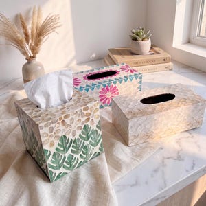 Funda para caja de pañuelos de nácar, soporte para pañuelos con mosaico de conchas, decoración costera para baño, organizador de tocador bohemio, regalo artesanal para inauguración de casa