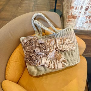 Handgemaakte gehaakte draagtas | Raffia schoudertas met bloemenprint in boho-stijl, een opvallend accessoire voor de zomer