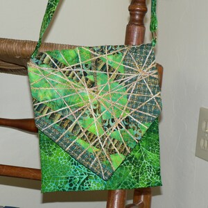 Bolso verde (listo para el Día de San Patricio), de aproximadamente 9,5X8", correa para el hombro de aproximadamente 36" con forro dorado y acolchado