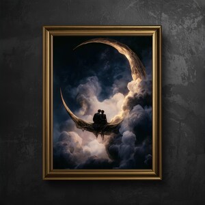 Könnte beinhalten: Ein gerahmter Wandkunstdruck, der einen dunklen, atmosphärischen Nachthimmel mit einem großen, texturierten Halbmond zeigt. Zwei Figuren sitzen zusammen auf dem Mond, umgeben von voluminösen, wirbelnden Wolken in Blau-, Grau- und Goldtönen.