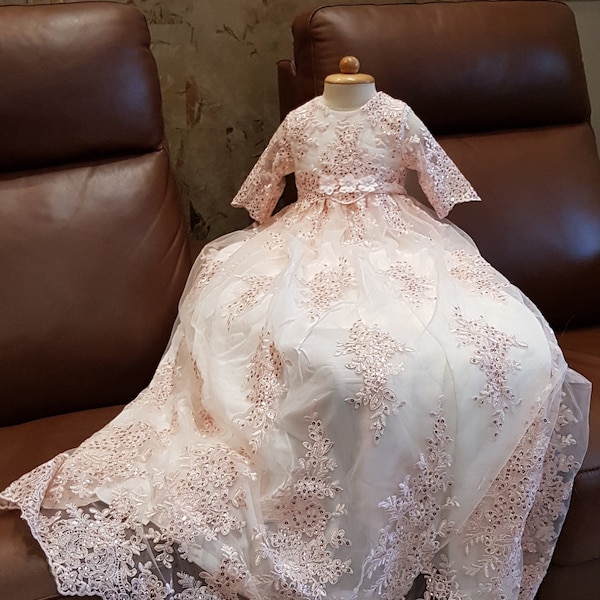 VENTE - Robe de baptême de fille | Robe de baptême | Robe de baptême en dentelle rose de Caremour | Livré avec un capot assorti | Robe de baptême pour bébé