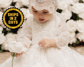 Suknia do chrztu dla dziewczynki: sukienka do chrztu z koronką zdobioną ręcznie koralikami, z czepkiem, śliniaczkiem i bucikami – oferta zarezerwowana