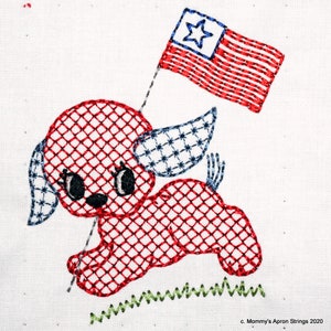 Könnte beinhalten: Gesticktes Bild eines roten Welpen, der eine kleine amerikanische Flagge mit einem blauen Stern hält. Der Welpe hat blaue Ohren und läuft auf einer grünen, genähten Linie. Das Design befindet sich auf weißem Hintergrund.