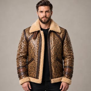 Puede incluir: Una chaqueta con estampado de piel de serpiente en tonos marrón y beige, con cuello y forro interior de borreguillo beige. La prenda incluye ribetes de cuero marrón oscuro, cierre frontal de cremallera y dos correas con hebilla en cada puño.