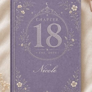 Peut inclure: Un livre à couverture rigide violette présentant un cadre circulaire central avec le texte "CHAPTER 18" et "EST. 2008". Le prénom "Nicole" est inscrit en dessous en écriture blanche. La couverture est ornée de vignes florales blanches.