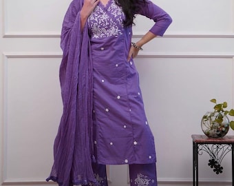 Conjunto de kurta y pantalón de algodón morado con bordado floral blanco, atuendo étnico indio.