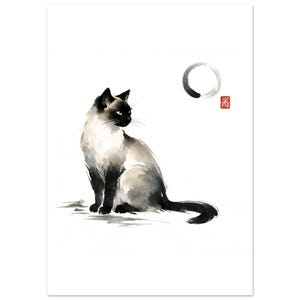 Peut inclure: Une peinture à l'aquarelle représentant un chat siamois assis et regardant vers la droite. Le chat a un corps crème avec des extrémités brun foncé sur le visage, les oreilles, les pattes et la queue. Un cercle d'encre noire et un sceau rouge.