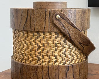Cubitera con tapa de Jefferson's Vintage Elmar con acabado de imitación madera y ratán tejido.