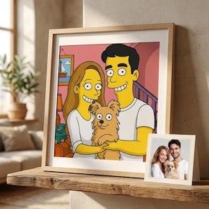 Peut inclure: Un cadre en bois carré contenant une illustration de style dessin animé représentant une personne aux longs cheveux bruns, une personne aux cheveux noirs courts et un petit chien brun, tous à la peau jaune. À côté se trouve une petite carte carrée.