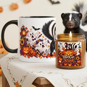 Può includere: Una tazza in ceramica bianca con manico nero e una candela abbinata in un barattolo di vetro ambrato, entrambe con illustrazioni di Halloween di fantasmi, zucche, girasoli e una puzzola. L'etichetta della candela riporta il testo Trick or Stink.