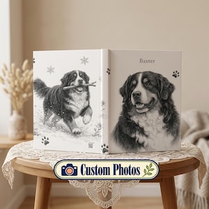 Puede incluir: Un libro de tapa dura blanco con una ilustración a lápiz en blanco y negro de un perro de montaña de Berna corriendo con un palo en la portada izquierda y un retrato del mismo perro con el nombre Baxter impreso arriba en la derecha.