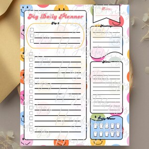 Może przedstawiać: Arkusz planera dziennego z białym tłem i kolorowym wzorem uśmiechniętych buziek. Układ zawiera sekcje My Daily Planner, Top 3, Meetings, Notes oraz tracker Daily Water z dziesięcioma ikonami szklanek do monitorowania nawodnienia.