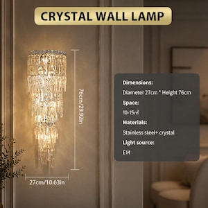 Op de afbeelding: Een kristallen wandlamp met een getrapt ontwerp, voorzien van roestvrij staal en heldere kristallen prisma's. De lamp heeft een diameter van 27 cm en een hoogte van 76 cm. Tekst op de afbeelding: CRYSTAL WALL LAMP, Dimensions: Diameter 27cm * Height 76cm, Space: 10-15m&sup2;, Materials: Stainless steel+ crystal, Light source: E14.