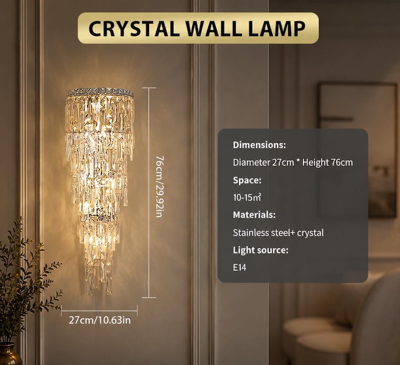 Op de afbeelding: Een kristallen wandlamp met een getrapt ontwerp, voorzien van roestvrij staal en heldere kristallen prisma's. De lamp heeft een diameter van 27 cm en een hoogte van 76 cm. Tekst op de afbeelding: CRYSTAL WALL LAMP, Dimensions: Diameter 27cm * Height 76cm, Space: 10-15m&sup2;, Materials: Stainless steel+ crystal, Light source: E14.