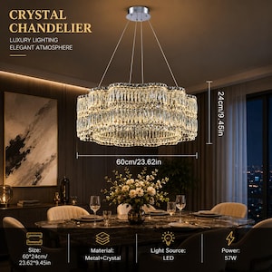 Op de afbeelding: Een ronde kristallen kroonluchter met een gelaagd ontwerp, voorzien van heldere gefacetteerde kristallen en een metalen frame. Het armatuur heeft een diameter van 60 cm en een hoogte van 24 cm, met een LED-lichtbron van 57W.