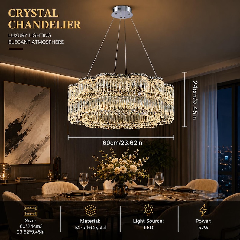 Op de afbeelding: Een ronde kristallen kroonluchter met een gelaagd ontwerp, voorzien van heldere gefacetteerde kristallen en een metalen frame. Het armatuur heeft een diameter van 60 cm en een hoogte van 24 cm, met een LED-lichtbron van 57W.