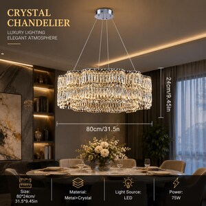 Op de afbeelding: Een ronde kristallen kroonluchter met een gelaagd ontwerp, voorzien van heldere glazen prisma's en een metalen frame. De armatuur heeft een diameter van 80 cm en een hoogte van 24 cm. Het is een led-lichtbron met een vermogen van 75 watt.