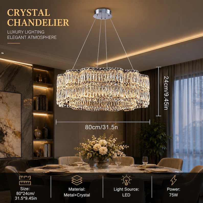 Op de afbeelding: Een ronde kristallen kroonluchter met een gelaagd ontwerp, voorzien van heldere glazen prisma's en een metalen frame. De armatuur heeft een diameter van 80 cm en een hoogte van 24 cm. Het is een led-lichtbron met een vermogen van 75 watt.