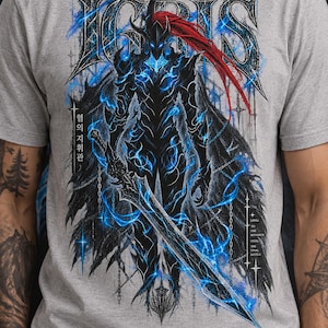 Könnte beinhalten: Ein graues T-Shirt mit einem Grafikdruck eines dunkel gepanzerten Ritters mit rotem Pferdeschwanz, leuchtend blauer Energie und einem großen Schwert. Der Text IGRIS steht oben, zusammen mit koreanischen Schriftzeichen und dem Satz LOYAL TO THE MONARCH UNTIL THE FINAL BATTLE.
