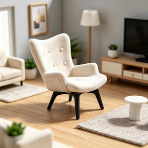 Peut inclure: Un fauteuil miniature de couleur crème avec un dossier capitonné à quatre boutons, des accoudoirs incurvés et quatre pieds en bois brun foncé. Le fauteuil est recouvert d'un tissu à la texture douce pour maison de poupée ou modèle réduit.