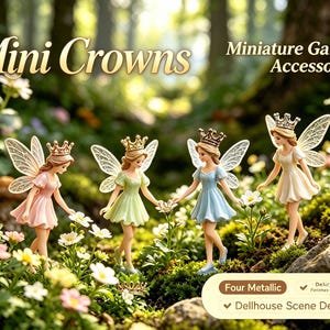 Peut inclure: Quatre figurines de fées portant des couronnes dorées et des ailes translucides, chacune vêtue d'une robe pastel différente. Le texte indique Mini Crowns, Miniature Garden Accessories, Four Metallic, Delicate Finishes, Openwork et Dollhouse Scene Decor.