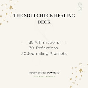 Op de afbeelding: Een digitaal kaartspel getiteld THE SOULCHECK HEALING DECK, met 30 affirmaties, 30 reflecties en 30 dagboekprompts. Het ontwerp bevat gouden sterillustraties op een crèmekleurige achtergrond met de tekst Instant Digital Download.