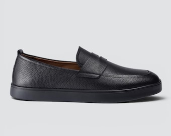 Mocasines negros de piel italiana para hombre: Zapatos minimalistas sin cordones hechos a mano.