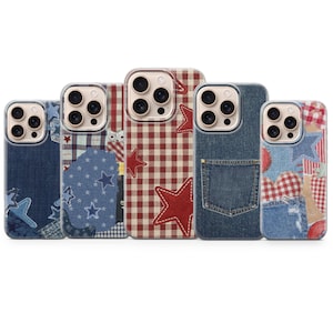 Op de afbeelding: Vijf smartphonehoesjes op een rij, met diverse ontwerpen zoals blauwe spijkerstof, rood-witte ruitpatronen en stermotieven. Elk hoesje heeft een transparante rand en uitsparingen voor de cameralenzen aan de achterzijde.