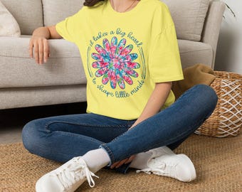 Daisy floral tie-dye, T-shirt | Il faut un grand coeur pour façonner de petits esprits