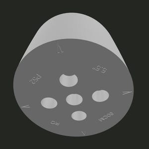 Peut inclure: Un objet cylindrique gris avec un dessus circulaire plat comportant cinq découpes circulaires. La surface est marquée avec le texte 5.5", 60CM, P52, RO et plusieurs symboles en forme de V. L'objet a une finition gris mat uniforme.