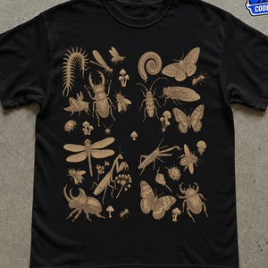 Peut inclure: Un t-shirt noir à manches courtes orné d'une impression graphique détaillée de couleur beige représentant divers insectes, coléoptères, papillons et petits champignons disposés en motif quadrillé sur le devant du vêtement.