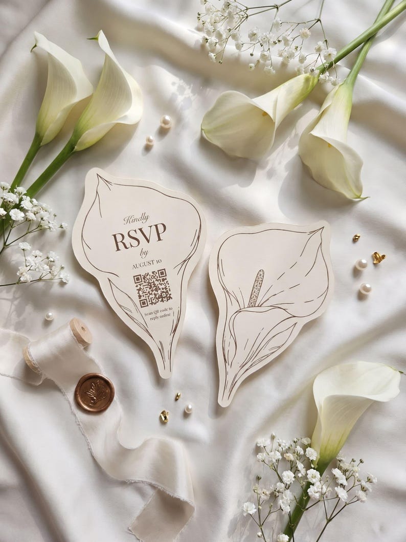 Puede incluir: Dos tarjetas troqueladas con forma de calas en papel color crema. Una tarjeta incluye el texto "Kindly RSVP by AUGUST 10" y un c&oacute;digo QR. La otra tarjeta muestra una ilustraci&oacute;n de l&iacute;nea de una cala. Ambas tarjetas tienen detalles en tinta marr&oacute;n.