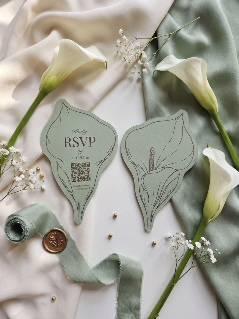 Puede incluir: Dos tarjetas de color verde salvia con forma de cala y dibujos de l&iacute;neas en verde oscuro. Una tarjeta incluye el texto "Kindly RSVP by AUGUST 10" y un c&oacute;digo QR. La otra muestra una ilustraci&oacute;n bot&aacute;nica detallada de una flor de cala.