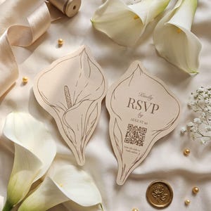 Puede incluir: Dos tarjetas RSVP troqueladas con forma de lirios de agua sobre papel crema. Una tarjeta presenta una ilustraci&oacute;n lineal de un lirio, mientras que la otra incluye el texto "Kindly RSVP by AUGUST 10" sobre un c&oacute;digo QR y "Scan QR code to reply online."