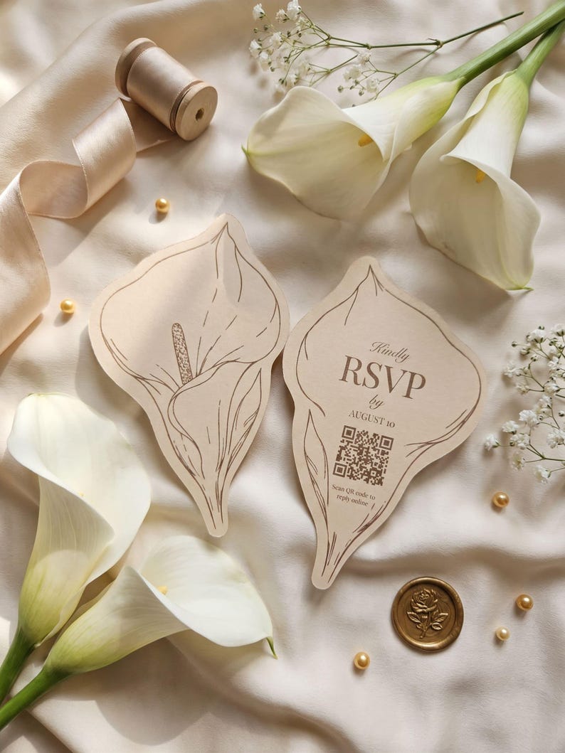 Puede incluir: Dos tarjetas RSVP troqueladas con forma de lirios de agua sobre papel crema. Una tarjeta presenta una ilustraci&oacute;n lineal de un lirio, mientras que la otra incluye el texto "Kindly RSVP by AUGUST 10" sobre un c&oacute;digo QR y "Scan QR code to reply online."