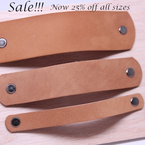 Op de afbeelding: Drie bruine lederen ladegrepen met zilveren metalen accenten. Sale!! Nu 25% korting op alle maten.