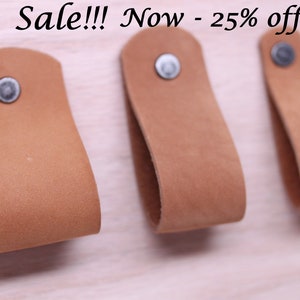 Pode incluir: Três puxadores de armário de couro castanho com detalhes em metal prateado.  Venda!!! Agora - 25% de desconto!