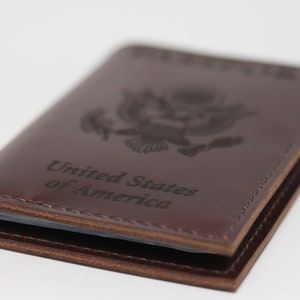 Hecho a mano en EE. UU. - Porta pasaporte de cuero con logotipo de pasaporte de EE. UU. / billetera / Smooth Rich Brown
