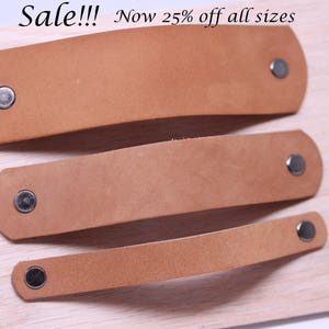 Op de afbeelding: Drie bruine leren riemen met metalen klinknagels. Sale!!! Nu 25% korting op alle maten.