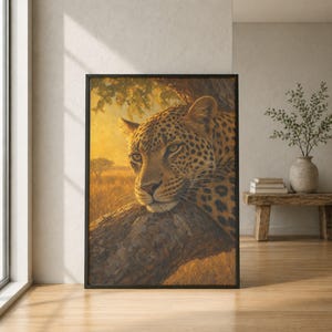 以下が含まれることがあります： 太い木の枝で休むヒョウを描いた額装済みの縦型アートプリント。ヒョウは斑点模様の毛皮を持ち、前を見つめている。背景には、夕暮れ時の黄金色に輝くサバンナの風景が描かれている。