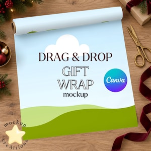 Peut inclure: Un rouleau de papier cadeau présentant un ciel bleu clair, des nuages blancs et un paysage d'herbe verte. Le texte DRAG & DROP GIFT WRAP mockup est imprimé au centre, avec un logo Canva circulaire positionné sur le côté droit.