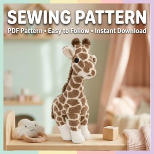 Pode incluir: Um brinquedo de pelúcia de girafa com manchas castanhas e brancas, em pé com uma textura macia. O texto SEWING PATTERN, PDF Pattern, Easy to Follow e Instant Download é exibido no topo da imagem acima da girafa.