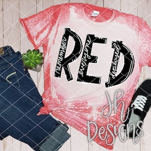 以下が含まれることがあります： 赤い漂白されたTシャツに、黒いグラフィックで「RED」と書かれており、その周りに「remember everyone deployed」という文字が書かれています。